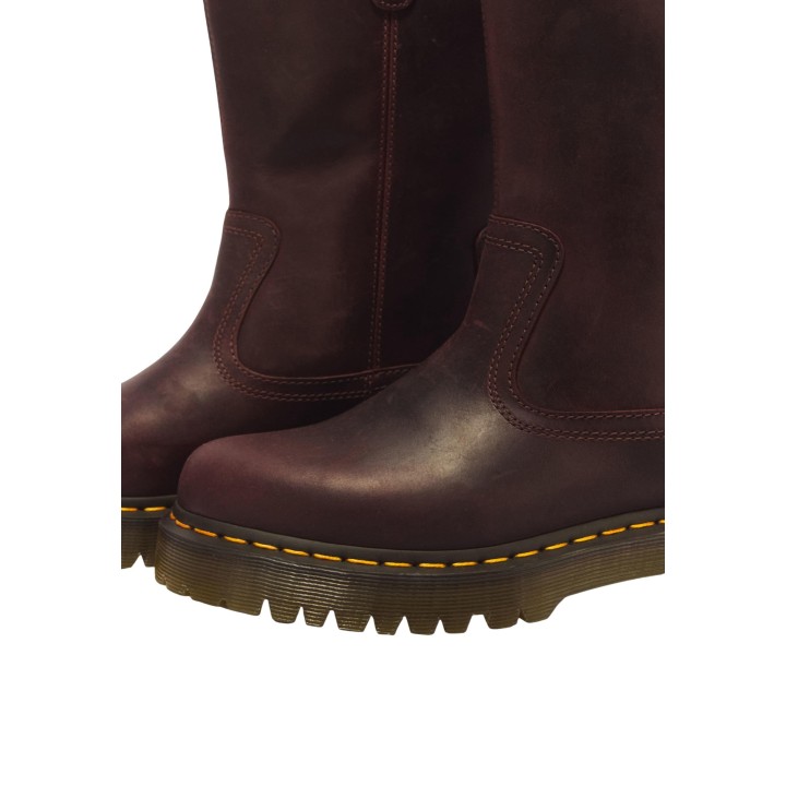 Detalle de la bota Dr. Martens Anistone Pull On Crazy Horse 43168600 en color burdeos