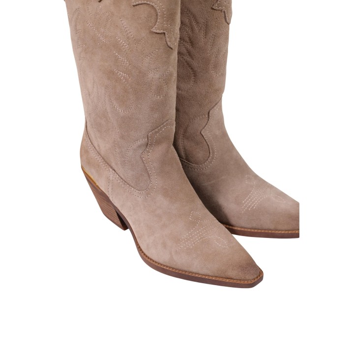 Detalle de bota Liu-Jo Austin 05 beige con costuras decorativas