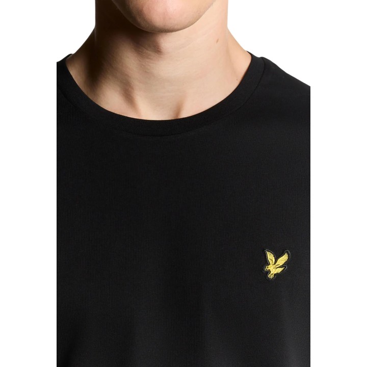 Detalle frontal de camiseta Lyle & Scott TS400VOG negra con logo