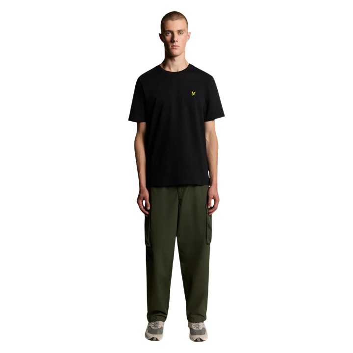Camiseta Lyle & Scott TS400VOG para hombre negra vista frontal de cuerpo entero