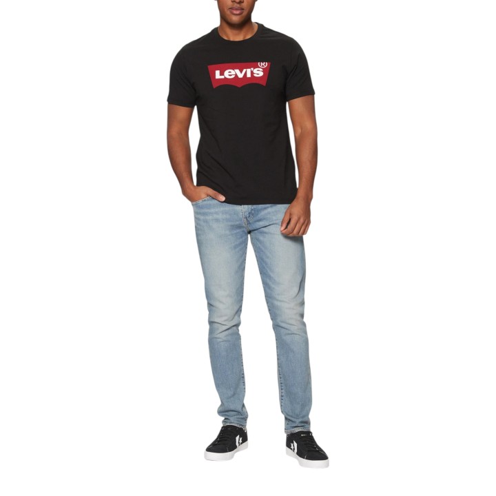 Camiseta Levi's® negra para hombre con logo Housemark vista frontal en modelo