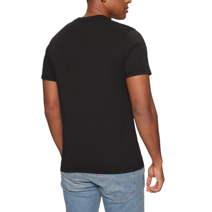 Camiseta Levi's® negra para hombre vista posterior en modelo