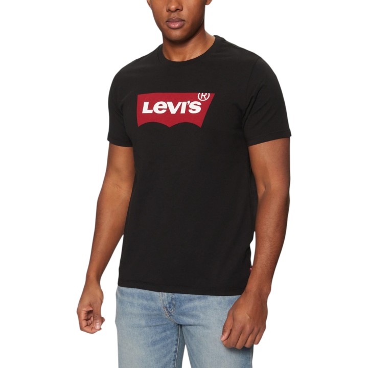Detalle frontal de camiseta Levi's® negra para hombre con logo Housemark