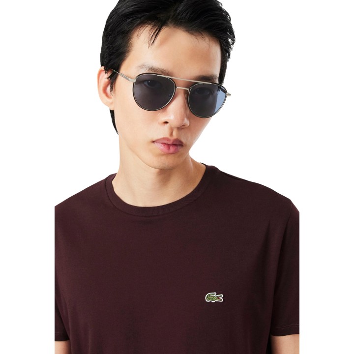 Detalle frontal de camiseta Lacoste de hombre burdeos con logo