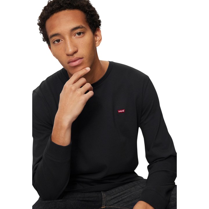 Detalle de camiseta Levi's® de hombre negra de manga larga 72848-0009
