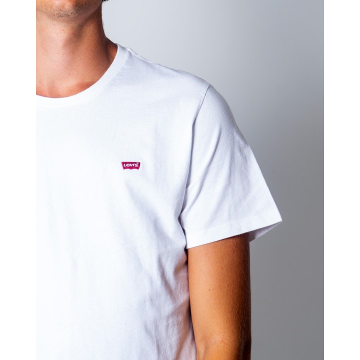 Detalle frontal de camiseta blanca Levi's® de hombre con logo modelo 56605-0000/0009