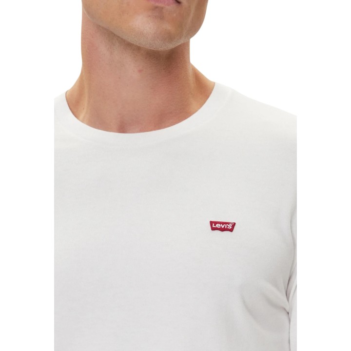 Detalle del logo de Levi's en camiseta blanca de hombre de manga larga