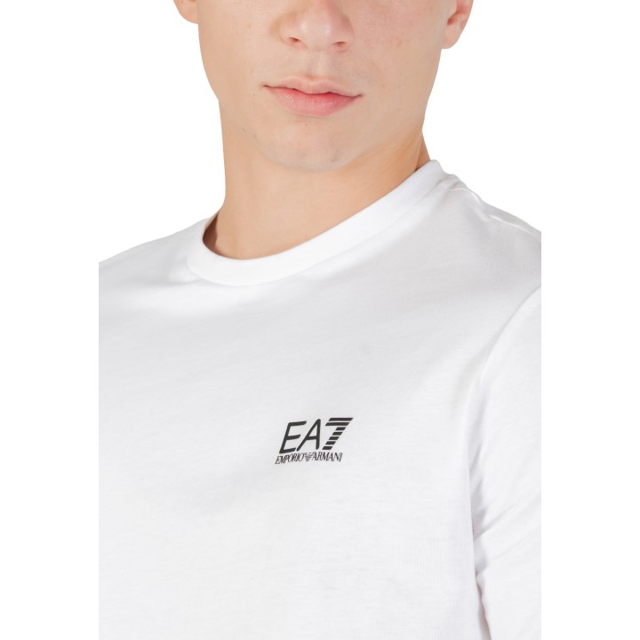 Detalle del logo EA7 en camiseta blanca de hombre 8NPT25 PJVPZ