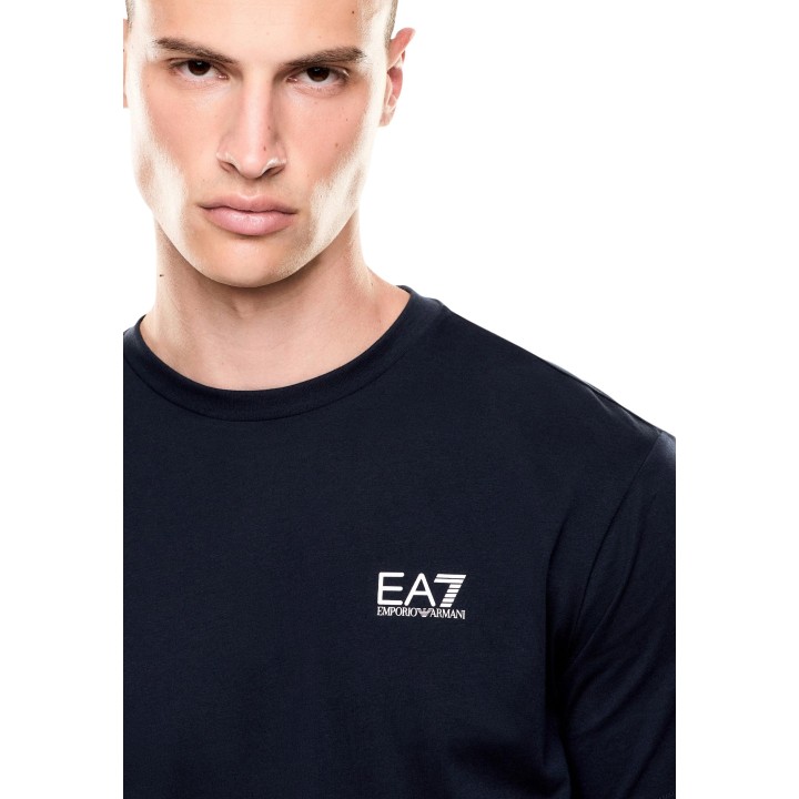 Detalle frontal del logo EA7 en camiseta azul de hombre