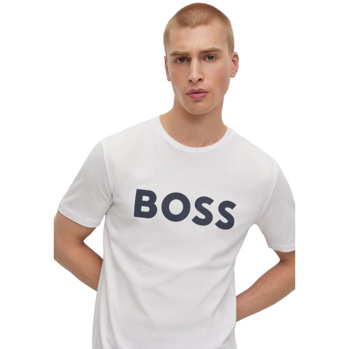Detalle frontal de camiseta Boss blanca para hombre con logo
