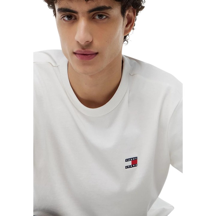 Detalle frontal de camiseta blanca Tommy Hilfiger Jeans de hombre con logo