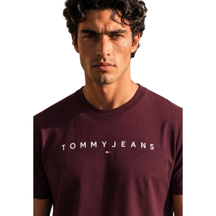 Detalle frontal de camiseta Tommy Hilfiger Jeans de hombre en color burdeos
