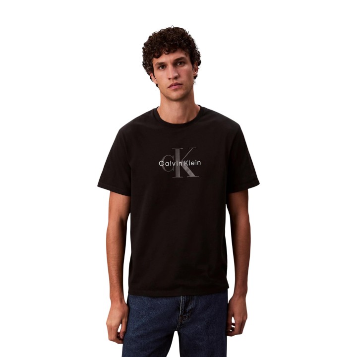 Camiseta Calvin Klein Jeans de hombre negra con logo vista frontal en modelo