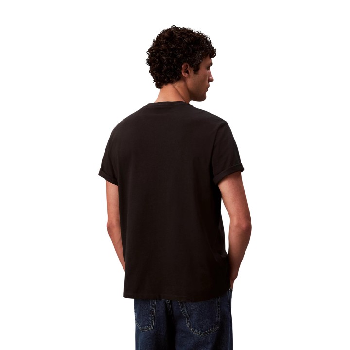Camiseta Calvin Klein Jeans de hombre negra vista posterior en modelo