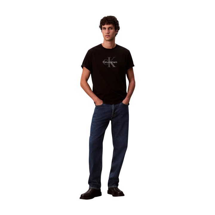 Camiseta Calvin Klein Jeans de hombre negra con logo vista frontal en modelo