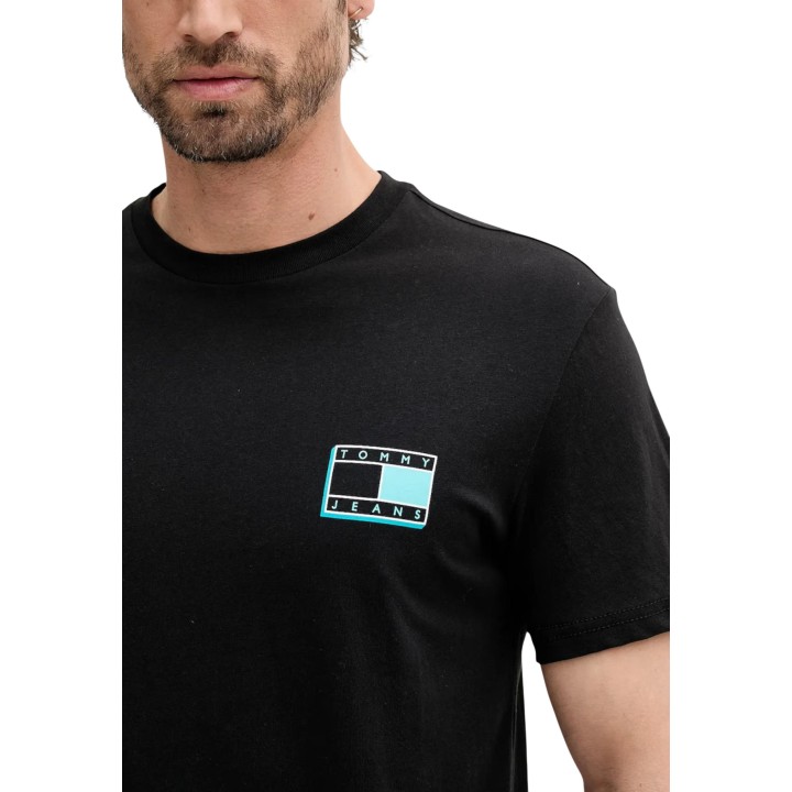 Detalle frontal de camiseta negra Tommy Hilfiger Jeans para hombre