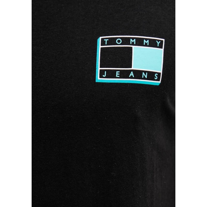 Detalle del logo de camiseta negra Tommy Hilfiger Jeans