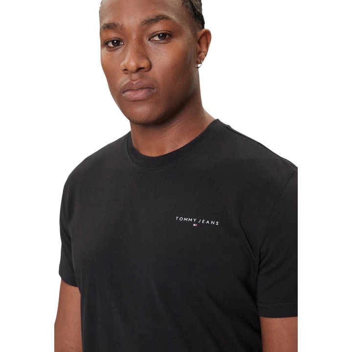 Detalle frontal de camiseta negra Tommy Hilfiger Jeans para hombre