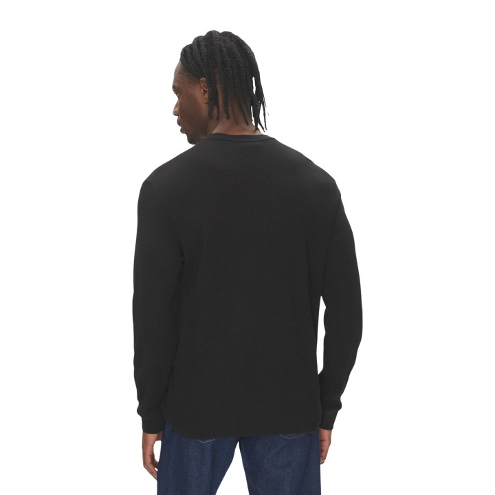Calvin Klein Jeans camiseta de hombre negra de tejido waffle vista posterior