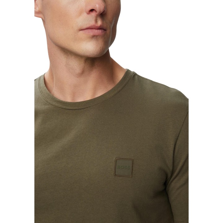 Boss camiseta de hombre verde Tales detalle del cuello y logotipo