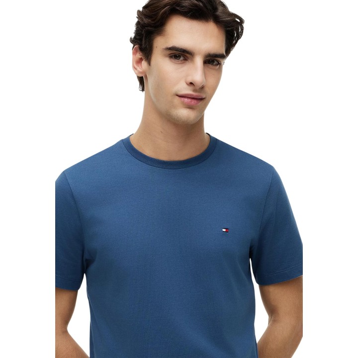 Detalle frontal de camiseta Tommy Hilfiger de hombre azul claro MW0MW39995