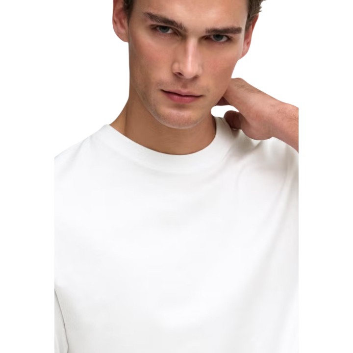 Detalle de camiseta Only & Sons de hombre blanca