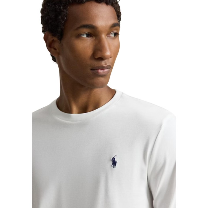 Detalle de camiseta Ralph Lauren blanca de hombre con logo bordado