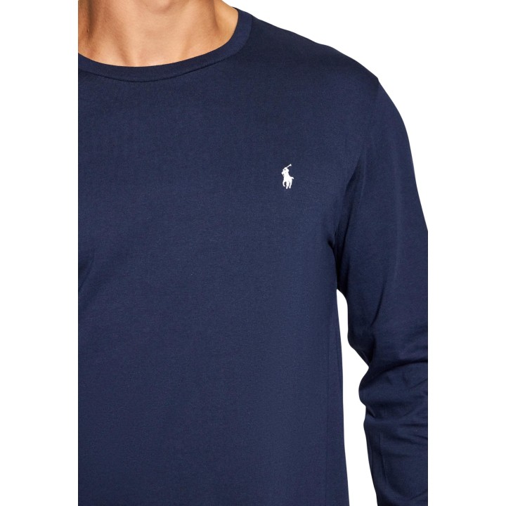 Detalle de camiseta de hombre Ralph Lauren azul con logo en el pecho