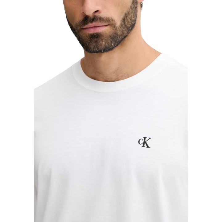 Detalle frontal de camiseta blanca Calvin Klein Jeans de manga larga para hombre