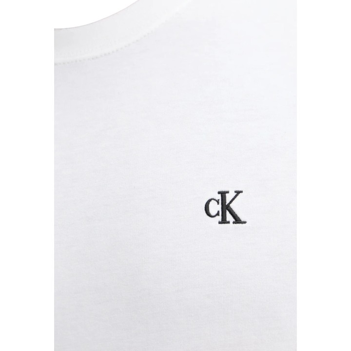 Detalle del logotipo de camiseta blanca Calvin Klein Jeans para hombre