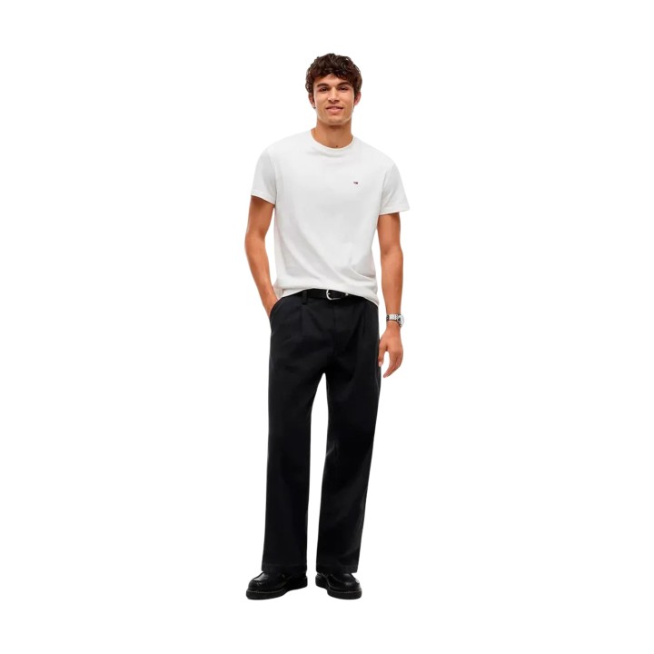 Tommy Hilfiger Jeans camiseta blanca de hombre DM0DM22504 vista frontal de cuerpo entero