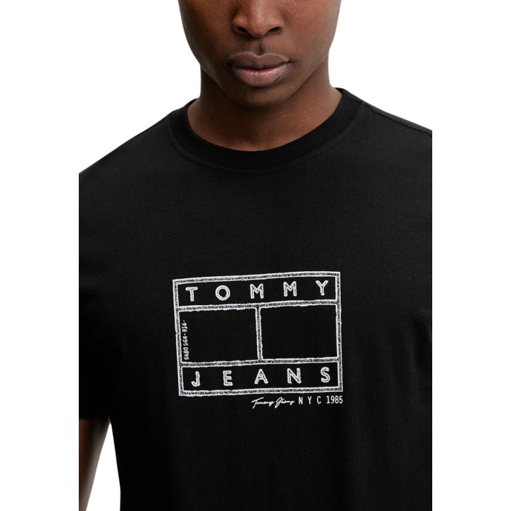 Detalle frontal de camiseta negra Tommy Hilfiger Jeans de hombre