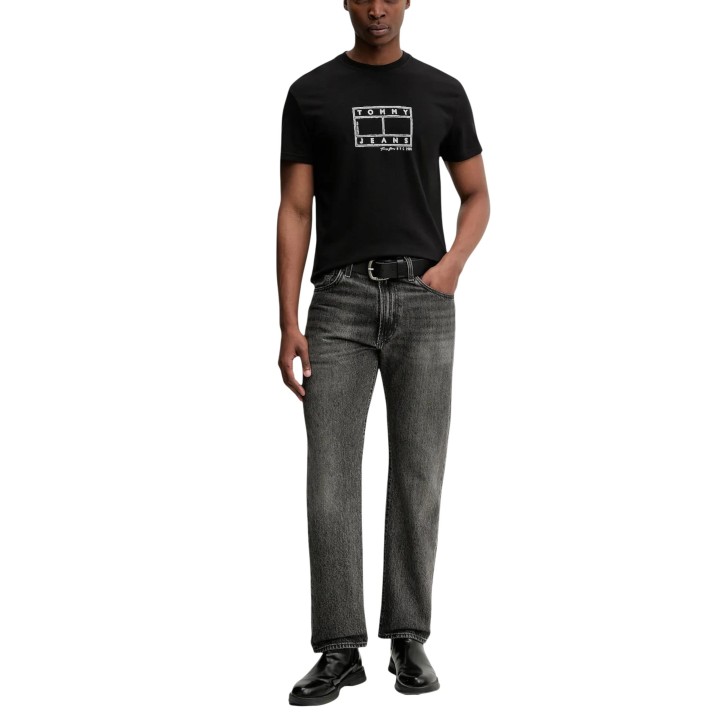 Camiseta negra Tommy Hilfiger Jeans de hombre vista frontal de cuerpo entero