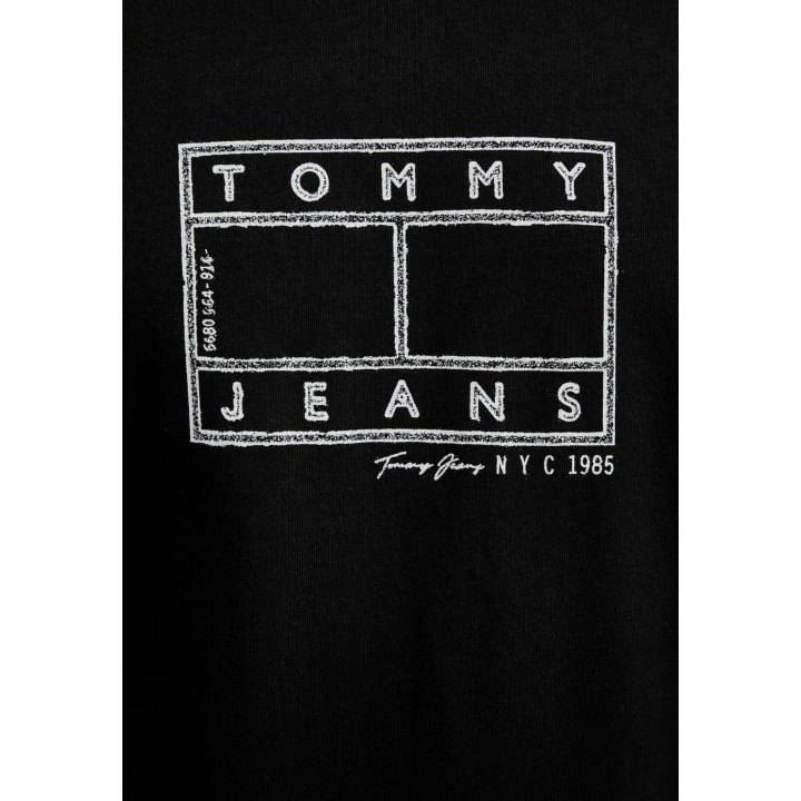 Detalle del estampado frontal de camiseta negra Tommy Hilfiger Jeans