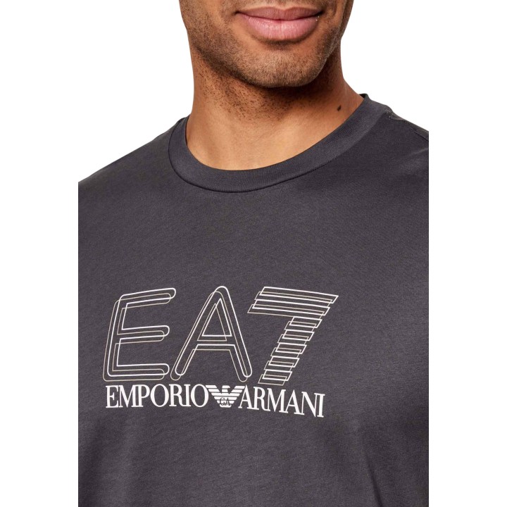 Detalle del cuello y logotipo EA7 en camiseta gris de hombre