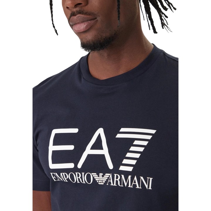 Detalle frontal del logo EA7 en camiseta de hombre azul oscuro