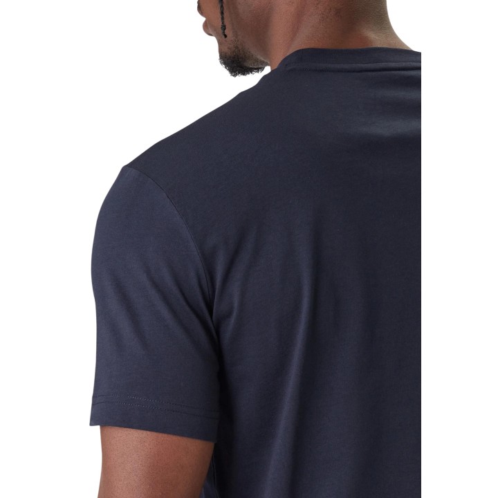 Detalle lateral de hombro y manga de camiseta EA7 azul oscuro