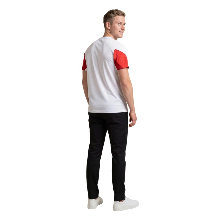 Camiseta EA7 de hombre blanca con detalles rojos vista posterior de tres cuartos