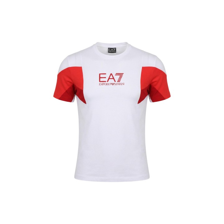 Detalle frontal de camiseta EA7 de hombre blanca con mangas rojas