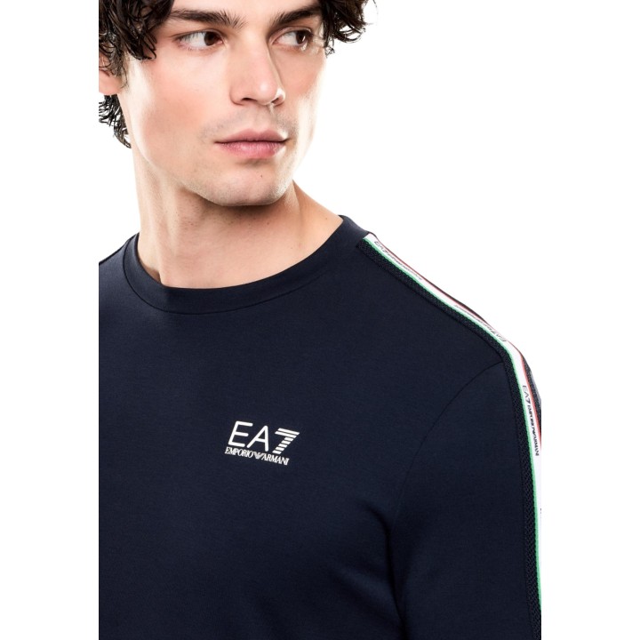 Detalle frontal de camiseta azul EA7 de hombre con logo y cinta en los hombros