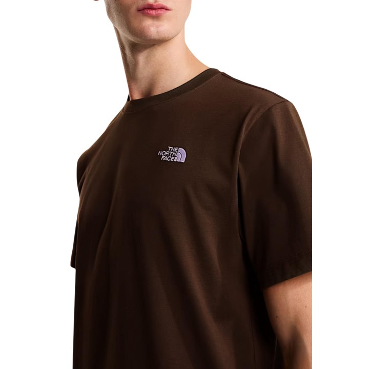 Detalle frontal de camiseta The North Face de hombre marrón oscuro