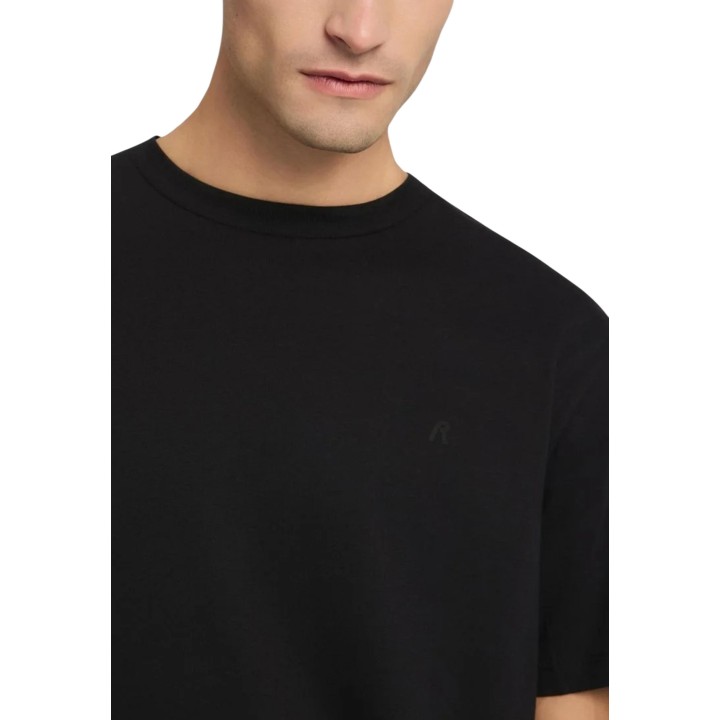 Detalle de camiseta Replay de hombre negra