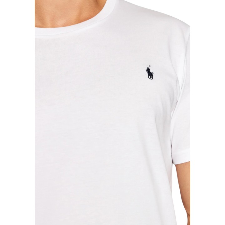 Detalle del logo azul en camiseta blanca de hombre Ralph Lauren