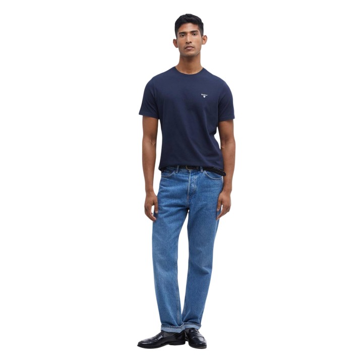 Barbour camiseta de hombre azul marino MTS0670 en vista frontal con modelo