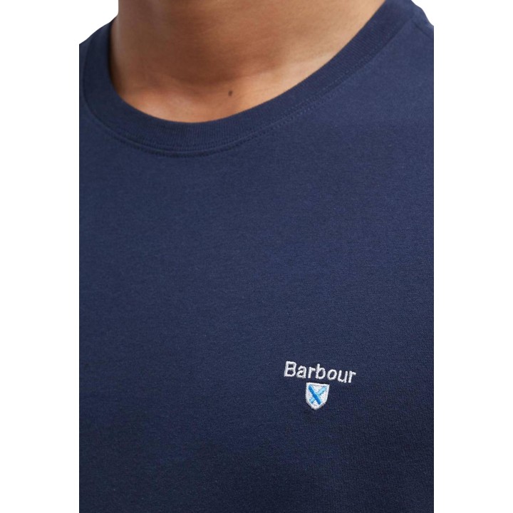 Detalle frontal del logo Barbour en camiseta de hombre azul marino MTS0670