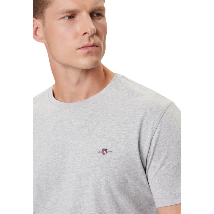Detalle de camiseta Gant Reg Shield de hombre en gris claro