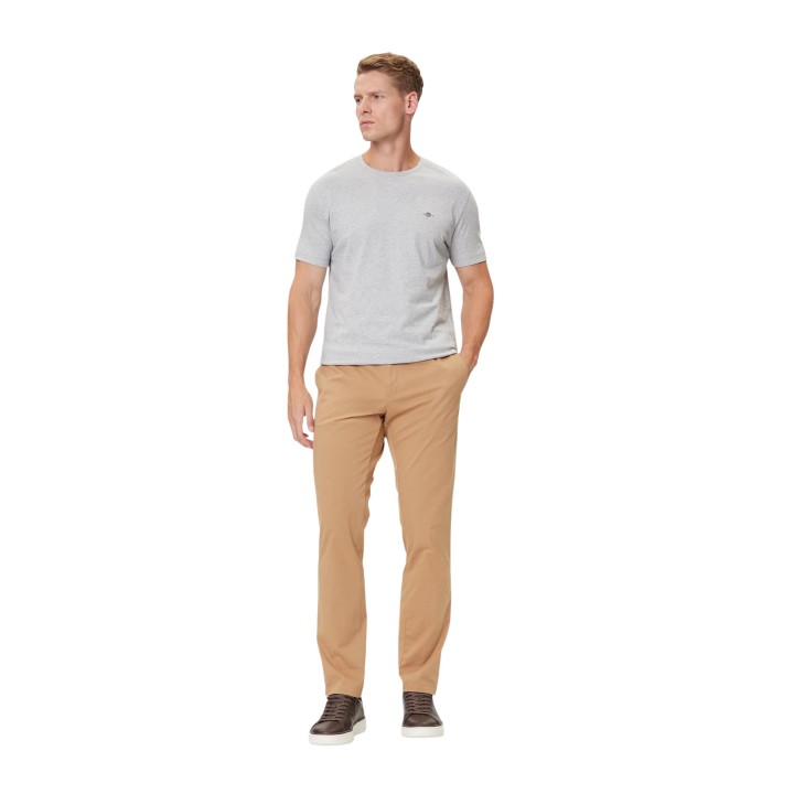 Camiseta Gant de hombre Reg Shield en gris claro vista de tres cuartos