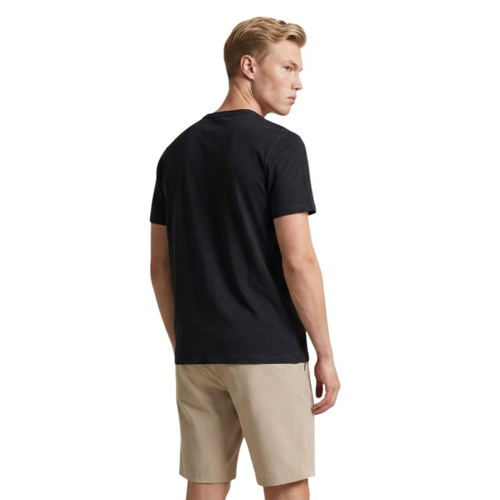 YOS camiseta negra de hombre LVE6TS003028U en vista posterior tres cuartos