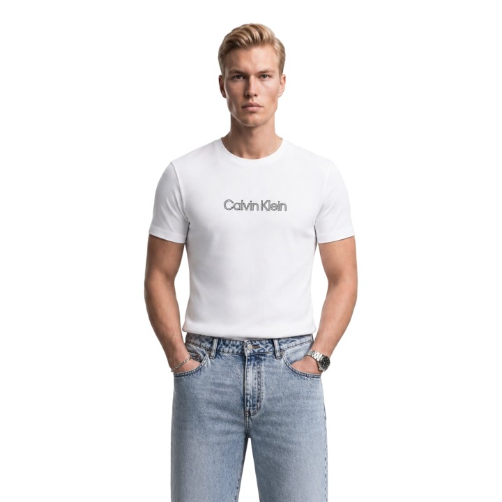 Camiseta Calvin Klein Jeans de hombre blanca vista frontal con modelo LV04LG812G