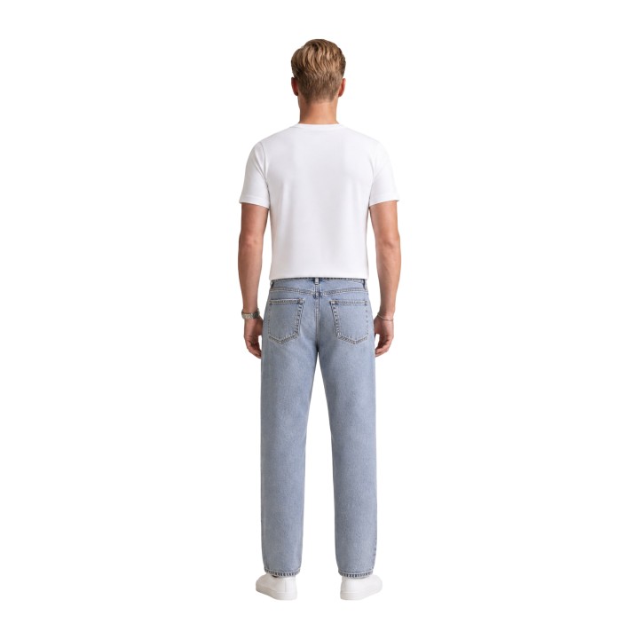 Camiseta Calvin Klein Jeans de hombre blanca vista posterior con modelo